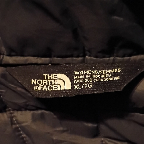 The North Face Women's Grey and Pink Puffer Jacket. Size XL. Lighter Weight. - Picture 9 of 9